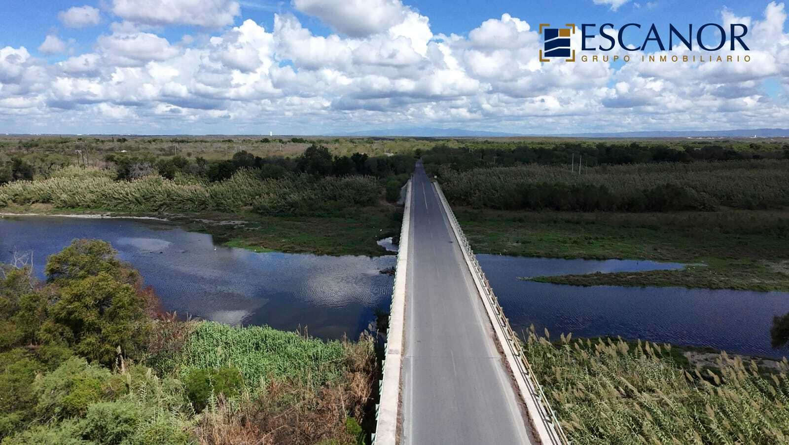 Vista aérea de camino y puente sobre el río
